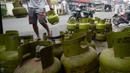 Pekerja menata tabung gas LPG 3 yang kosong sebelum pengisian ulang di agen LPG, Pamulang, Tangerang Selatan, Kamis (5/11/2020). Dalam dua bulan di masa pandemi ini, permintaan LPG subsidi 3 Kg ditingkat pengecer meningkat 5 persen untuk memenuhi kebutuhan masyarakat. (merdeka.com/Dwi Narwoko)