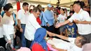 Wakil Presiden Jusuf Kalla bersalaman dengan salah satu pendonor darah di Bundaran HI, Jakarta, Minggu (29/3/2015). Acara donor darah diadakan serentak di 25 kota di tanah air bertujuan membudayakan aksi donor darah. (Liputan6.com/Panji Diksana)