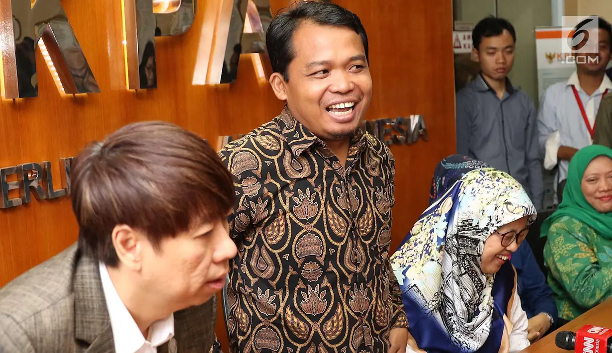 Ketua KPAI, Susanto (kedua kiri) bersama Komisioner dan Kuasa Hukum Panitia Acara 'Untukmu Indonesia' Hendry Indraguna (kiri) menyampaikan keterangan terkait kasus “Sembako Maut” di Jakarta, Jumat (4/5). (Liputan6.com/Immanuel Antonius)