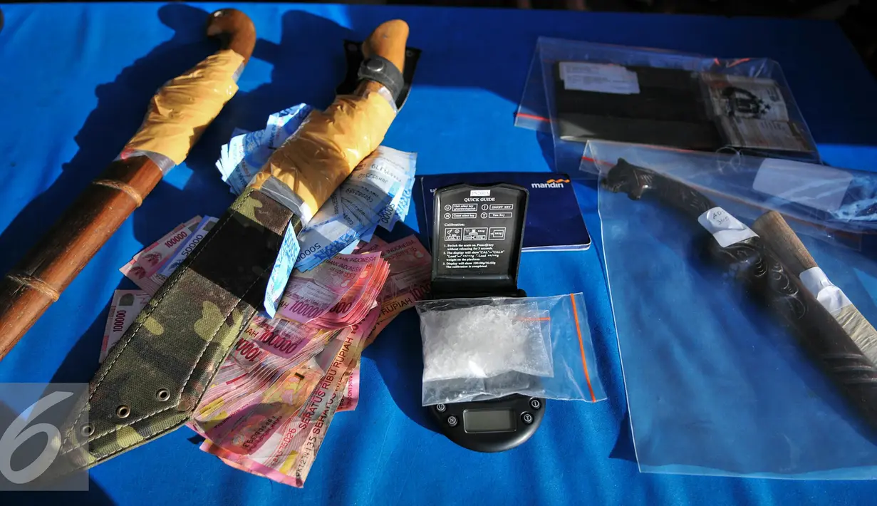 Barang bukti perampokan dan begal yang diamankan petugas Polres Jaksel, Jumat (10/6). Polres Metro Jaksel berhasil meringkus 11 pelaku kejahatan diantaranya perampokan, Begal dan pencurian ATM dengan modus ganjal kartu. (Liputan6.com/Yoppy Renato)