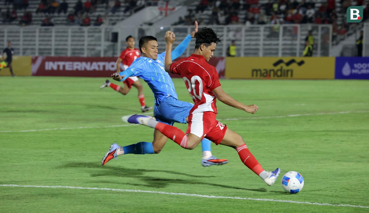 Pemain Timnas Indonesia U-23, Hokky Caraka (kanan) berusaha melepaskan tembakan ke gawang India dalam laga uji coba di Stadion Madya, Senayan, Jakarta, Jumat (10/10/2025). (Bola.com/Muhammad Iqbal Ichsan)