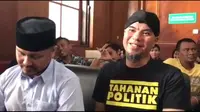 Terdakwa ujaran kebencian, Ahmad Dhani Prasetyo menjalani sidang di Pengadilan Negeri (PN) Surabaya. (Liputan6.com/Dian Kurniawan)