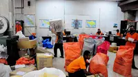 Suasana sejumlah pegawai saat berada di ruangan logistik Kantor Pos Pasar Baru, Jakarta, Selasa (1/7/14). (Liputan6.com/Faizal Fanani)