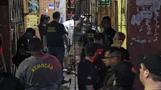 Sejumlah petugas saat mengevakuasi korban penembakan massal di sebuah bar di kota Belm, negara bagian utara Par, Brazil (19/5/2019). Sebanyak 11 orang dilaporkan tewas dalam serangan yang dilakukan 7 pria bersenjata tersebut. (Claudio Pinheiro/Agencia Panamazonica/AFP)