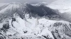 Gumpalan abu vulkanik akibat letusan menutupi puncak Gunung Kusatsu-Shirane di Kusatsu, Prefektur Gunma, Jepang, Selasa (23/1). Letusan mengakibatkan longsoran salju dan menerjang resor ski. (Suo Takekuma/Kyodo via AP)