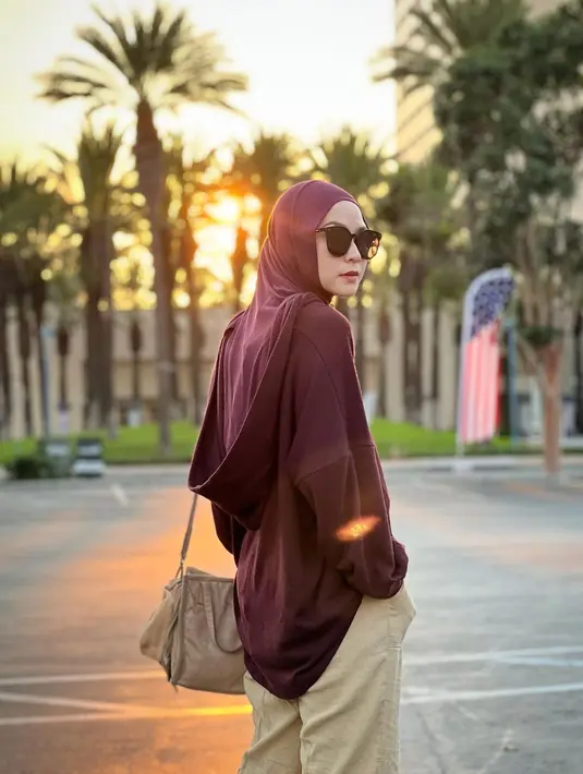 <p>Zaskia Adya Mecca terbang ke Amerika Serikat bersama Hanung Bramantyo, pekan ini. Ia membagikan sejumlah foto lewat akun Instagram terverifikasinya, Rabu (7/9/2022). Ini kali pertama bintang sinetron Para Pencari Tuhan menginjakkan kaki ke Negeri Paman Sam sekalian bulan madu. Maklum, 12 tahun berumah tangga, ia tak sempat honeymoon. (Foto: Dok. Instagram @zaskiadyamecca)</p>