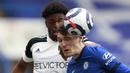 Pemain Chelsea Andreas Christensen (kanan) memenangkan duel udara dengan pemain Fulham Josh Maja. (Foto: AFP/Pool/Ian Walton)