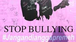 Bayangan warga di depan banner tanda tangan dukungan Stop Bullying saat acara Car Free Day di Kawasan Bundaran Hotel Indonesia, Jakarta, Minggu (13/5). (Liputan6.com/Helmi Fithriansyah)