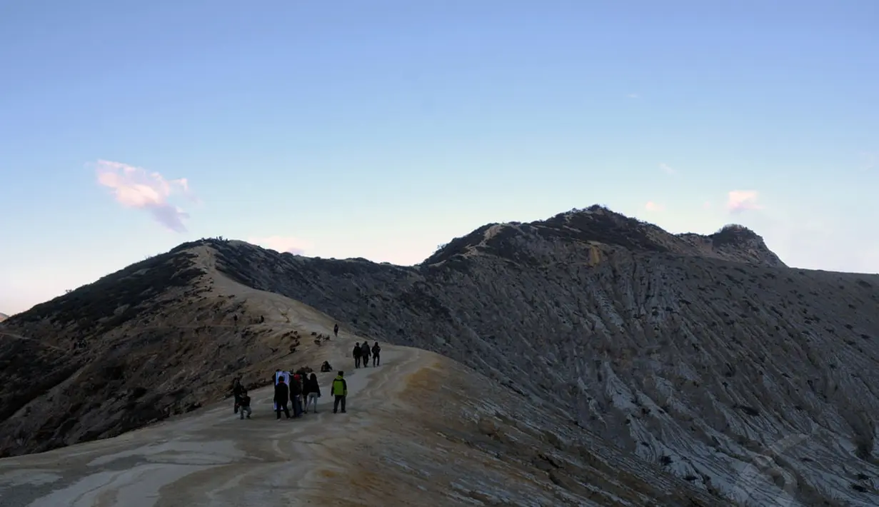 Beberapa wisatawan menikmati suasana pagi di bibir kawah Gunung Ijen, Jawa Timur, (20/10/2014). (Liputan6.com/Helmi Fithriansyah)