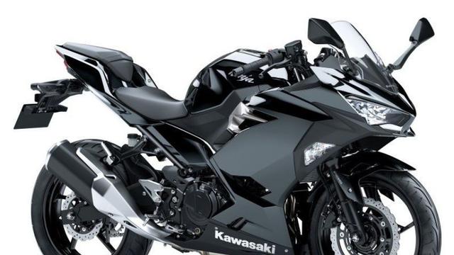 Kawasaki Ninja 250 punya dua warna berbasis silver dan hitam