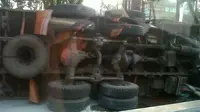 Truk Tronton Semen Terbalik di Depan Balai Kartini