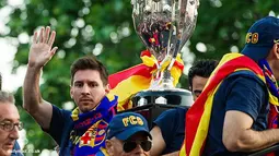 Lionel Messi melambaikan tangan berterima kasih kepada para pendukung Barcelona yang selalu memberikan dukungan.