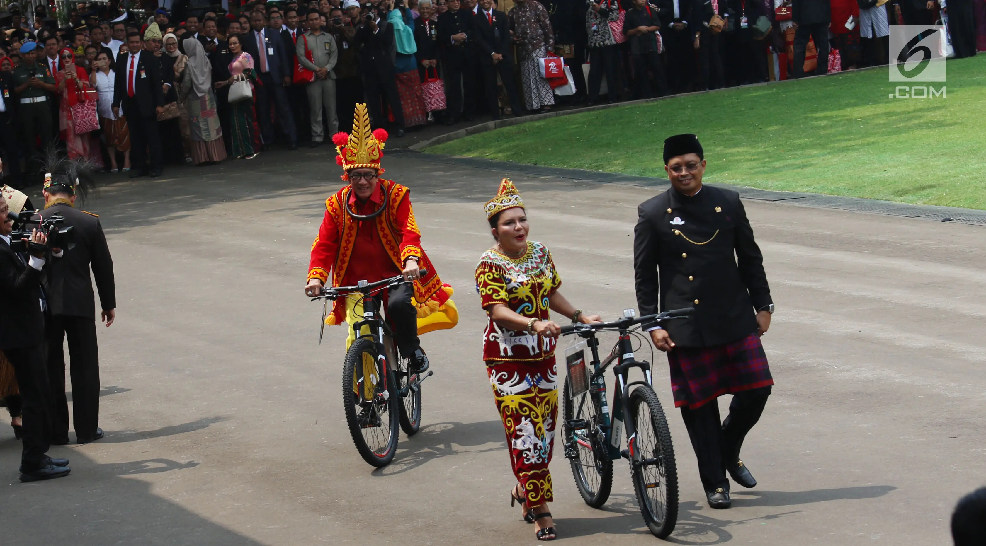 Istri Wakil Ketua MPR Aganti Sulie Mahyuddin membawa hadiah sepeda pemberian dari Presiden Jokowi usai peringatan HUT RI ke 72 di Istana Merdeka, Jakarta, Kamis (17/8). Aganti mengenakan kostum adat Dayak. (Liputan6.com/Angga Yuniar)