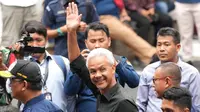 Calon presiden dengan nomor urut 3, Ganjar Pranowo (tengah) melambaikan tangan saat tiba untuk menghadiri "Deklarasi Kampanye Pemilu Damai" di Gedung Komisi Pemilihan Umum (KPU), Jakarta, Senin, 27 November 2023. (AP Photo/Tatan Syuflana)