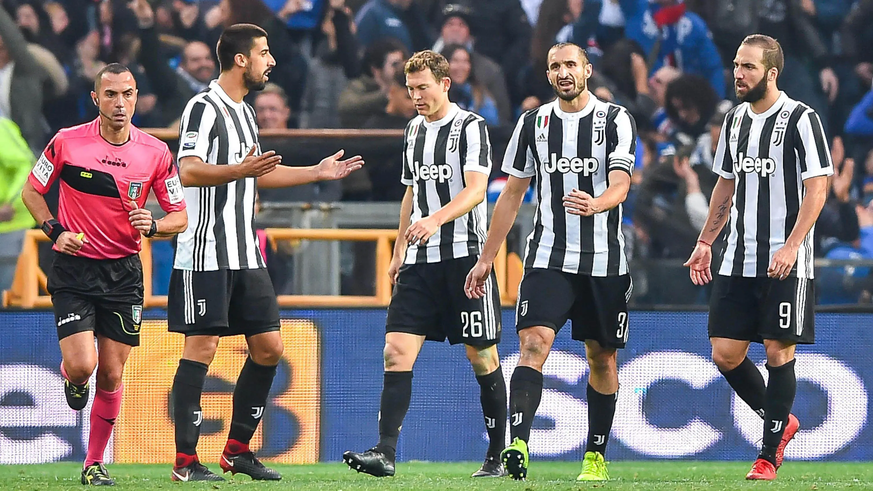 Para pemain Juventus tampak kecewa usai dikalahkan Sampdoria pada laga Serie A Italia di Stadion Luigi Ferraris, Genoa, Minggu (19/11/2017). Sampdoria menang 3-2 atas Juventus. (AFP/Marco Bertorello)