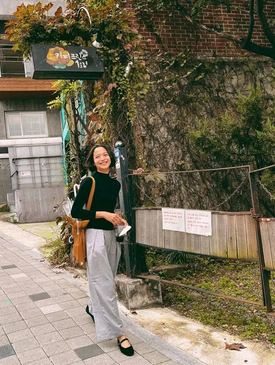Menggunakan turtle neck hitam yang dipadukan celana abu-abu seperti Putri Marino ini bisa jadi inspirasi. Meski tampil dengan gaya kasual, namun penampilan Putri Marino tetap stylish. (Liputan6.com/IG/@putrimarino)