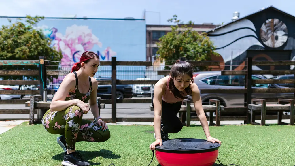 Core yang terlatih dapat membantu menjaga keseimbangan, postur, dan kontrol tubuh saat melakukan berbagai gerakan sehari-hari. (Foto/Dok: Pexels)
