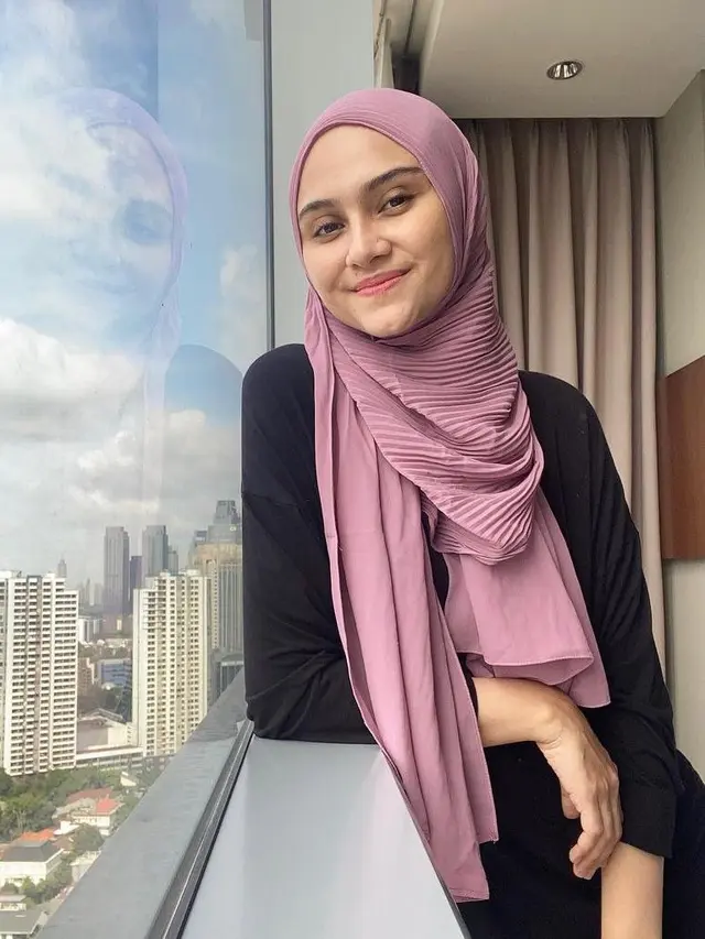 Inspirasi 5 Gaya Pashmina Plisket ala Natalie Holscher hingga Ria Ricis