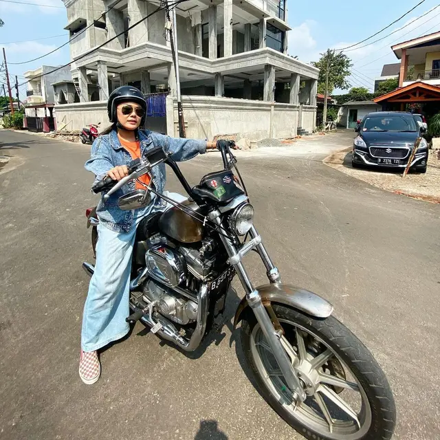 6 Potret Chef Aiko Tunggangi Berbagai Jenis Motor, Salah Satunya Digasak Maling