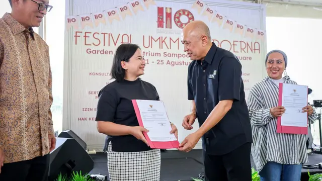 Menteri Koperasi dan UKM Teten Masduki dalam acara Opening Ceremony Festival UMKM Sampoerna, di Jakarta. (Dok KemenkopUKM)