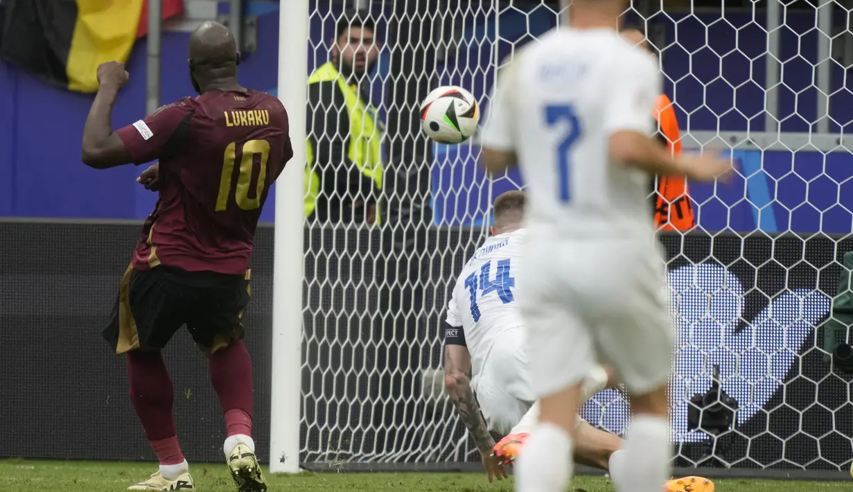 Striker Timnas Belgia, Romelu Lukaku mencetak gol ke gawang Timnas Slovakia yang akhirnya kembali dianulir wasit akibat telah terjadi handball terlebih dahulu setelah memeriksa rekaman VAR pada laga Grup E Euro 2024 di Waldstadion, Frankfurt, Jerman, Senin (17/6/2024). (AP Photo/Michael Probst)