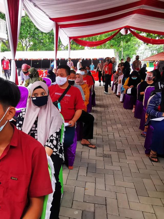 6 Potret Aksi Ari Wibowo Ajak Warga Untuk Vaksin Ini Curi Perhatian