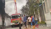 60 Personel Berjibaku Padamkan Kebakaran Pabrik Lampu