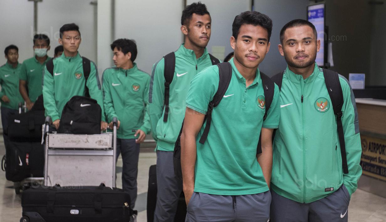 Pemain Timnas Indonesia U-19, Nurhidayat Haris dan Saddil Ramdani, tiba di Bandara Soetta, Tangerang, Rabu (20/9/2017). Timnas U-19 kembali ke tanah air setelah berhasil meraih peringkat ketiga Piala AFF U-18. (Bola.com/Vitalis Yogi Trisna)