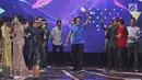 Wakil Gubernur DKI Jakarta, Sandiaga Uno menyapa para penonton konser Gempita 2018 di pantai karnaval Ancol, Jakarta, Senin (1/1). (Liputan6.com/Herman Zakharia)