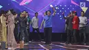 Wakil Gubernur DKI Jakarta, Sandiaga Uno menyapa para penonton konser Gempita 2018 di pantai karnaval Ancol, Jakarta, Senin (1/1). (Liputan6.com/Herman Zakharia)