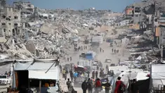 Warga Palestina membawa barang-barang mereka saat meninggalkan Kota Gaza pada 16 Mei 2025. (Bashar TALEB/AFP)