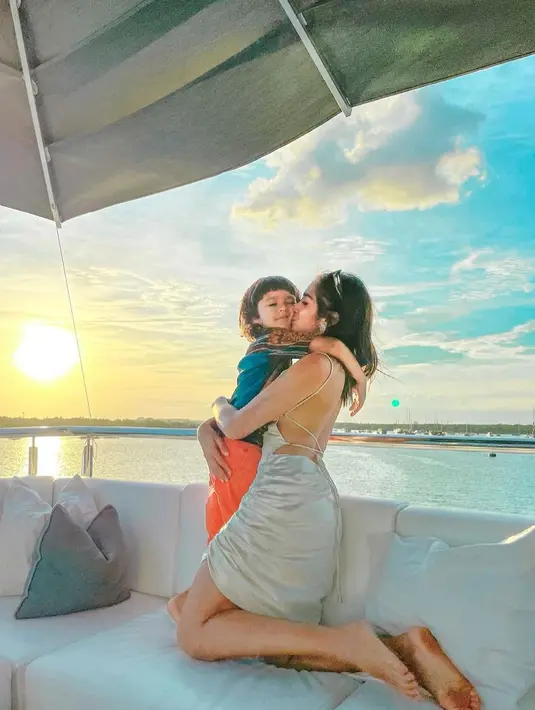 "Awalnya dalam pikiran aku pasti kenanya anak. Aku merasa bersalah banget. Mungkin yang kita pikirin dia bakal sedih, kecewa, trauma. Tapi nggak, Tuhan punya rencana lain," katanya.  (Instagram/inijedar)