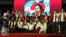 Ketua Umum PDIP, Megawati Soekarnoputri (tengah) berfoto bersama para penulis buku Megawati Dalam Catatan Wartawan di Jakarta, Rabu (23/3/2016). Buku tersebut merupakan catatan jurnalis yang pernah meliput Megawati. (Liputan6.com/Helmi Fithriansyah)
