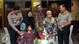 Kapolri, Jenderal Pol Badrodin Haiti (kanan) berbincang dengan keluarga korban teror Jakarta usai menyerahkan bantuan di Mabes Polri, Jakarta, Jumat (22/1/2016). Kapolri menegaskan ini merupakan bentuk kepedulian polri. (Liputan6.com/Helmi Fithriansyah)
