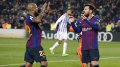 Gelandang Barcelona, Lionel Messi, merayakan gol yang dicetaknya ke gawang Valladolid pada laga La Liga di Stadion Camp Nou, Barcelona, Sabtu (16/2). Barcelona menang 1-0 atas Valladolid. (AFP/Pau Barrena)