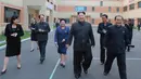 Pemimpin Korea Utara Kim Jong-Un bersama stafnya saat mengunjungi pabrik sepatu Ryuwon di Pyongyang 19 Oktober 2017. (AFP Photo/KCNA Via KNS/Str/South Korea Out/Republic Of Korea Out)