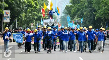 Ribuan buruh kembali melakukan aksi demonstrasi di Jalan Medan Merdeka menolak PP 78 tahun 2015 mengenai pengaturan pengupahan kerja, Jakarta, Kamis (10/12). (Liputan6.com/Yoppy Renato)