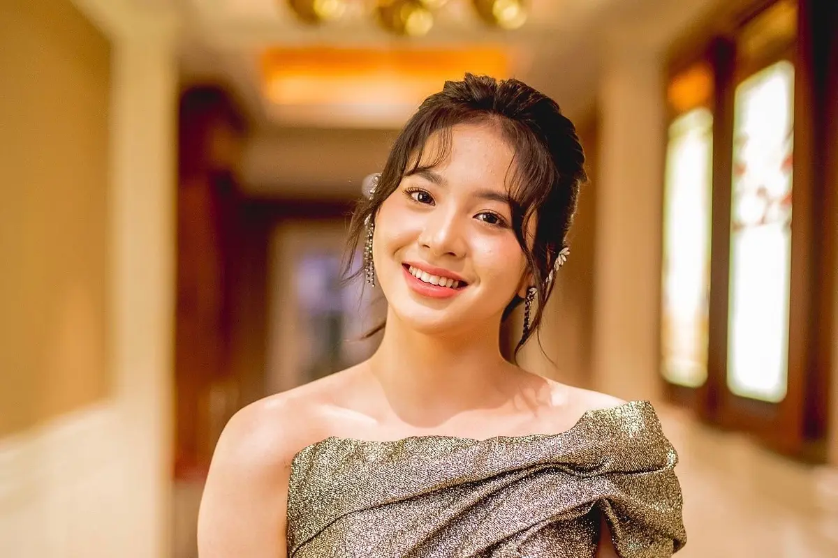 Tampil Anggun, Ini 7 Potret Zee JKT48 dalam Gala Premier Debut Filmnya
