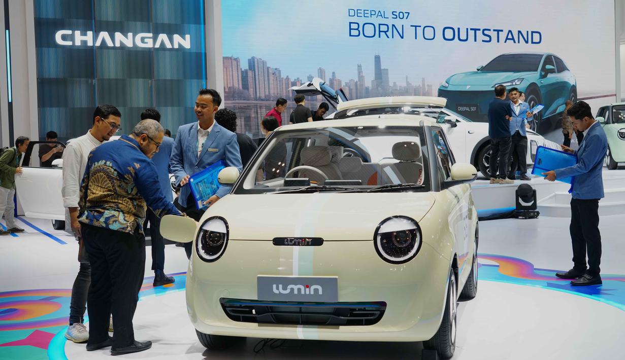 Sementara, di segmen roda dua, hadir pula Vespa, Royal Enfield, Aprilia, Piaggio, Moto Guzzi, DIBAO, hingga Polytron yang membawa opsi motor listrik dan motor konvensional. Tampak dalam foto, pengunjung melihat kendaraan listrik Lumin besutan produsen mobil China Changan saat Gaikindo Jakarta Auto Week (GJAW) 2025 di Tangerang, Banten, Jumat 21 November 2025. (AP Photo/Tatan Syuflana)