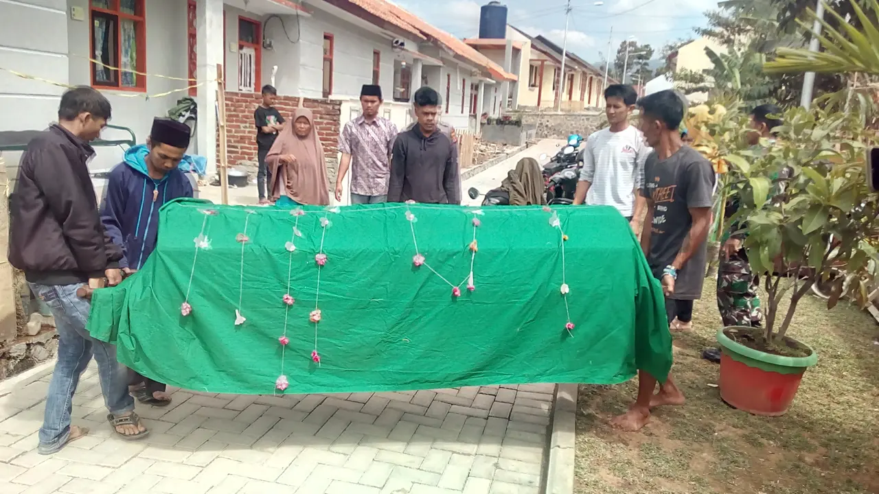 Para kerabat dan tetangga Ak, tersangka Video syur Vina Garut, tengah membawa jenasah untuk dishalatkan di mesjid Al-Kautsar kawasan tempat tinggal tersangka
