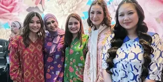 Sarwendah baru saja meluncurkan brand dasternya dengan konsep daster yang nyaman namun tetap stylish meski di rumah. Peluncuran dihadiri para publik figur yang mengenakan daster milik Sarwendah. [@mayaseptha7]