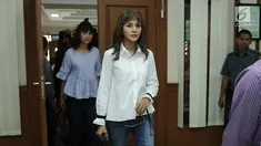 Pemain sinetron Kirana Larasati saat memasuki ruang sidang di Pengadilan Negeri Jakarta Selatan, Kamis (18/5). Kirana Larasati menjalankan sidang perdana cerai tanpa dihadiri suaminya Tama Gandjar dengan agenda mediasi. (Liputan6.com/Herman Zakharia)