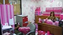 Bendahara Pengeluaran Kelurahan Rawa Bunga, Annastasia Sindi beraktivitas di ruang kerjanya di kantor kelurahan Rawa Bunga, Jakarta, Senin (7/10/2019). Annastasia Sindi merubah warna kesukaannya warna pink (merah muda)  untuk menyemangati dalam bekerja. (Liputan6.com/Herman Zakharia)