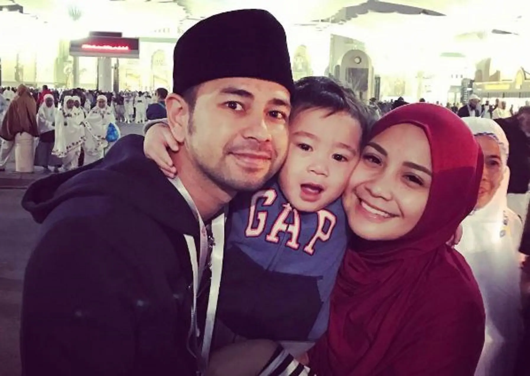 Raffi Ahmad, Rafathar Malik Ahmad, dan Nagita Slavina (raffinagita1717)