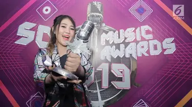 Penyanyi dangdut Via Vallen menunjukkan piala penghargaan usai acara SCTV Music Awards 2019 di Studio 6 Emtek City, Jakarta, Jumat (26/4). Via Vallen memboyong gelar Kategori Lagu Pop Paling Ngetop melalui "Meraih Bintang" yang sempat menjadi Theme Song Asian Games 2018. (Fimela.com/Bambang E. Ros)