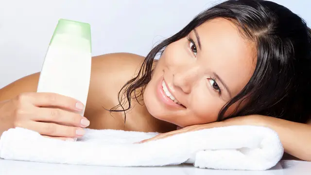 7 Cara Mengatasi Rambut Patah agar Kondisinya Nggak Semakin Parah