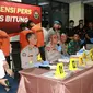 Wali Kota Bitung Maurits Mantiri (berkemeja putih) saat jumpa pers Polres Bitung, Minggu (26/11/2023) malam.