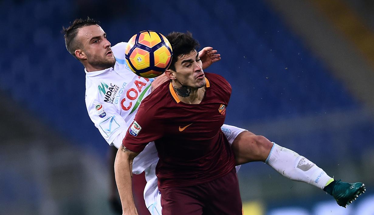 Pemain Roma, Diego Perotti (kanan) berebut bola dengan pemain Chievo, Filippo Costa pada lanjutan Serie A Italia di Olympic Stadium, Roma, (22/12/2016).  (AFP/Filippo Monteforte)