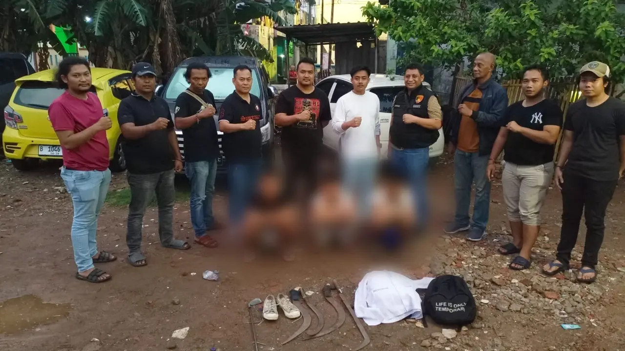 Polres Metro Jakarta Barat bersama Polsek Kalideres meringkus sejumlah pelajar yang bikin ulah di sekitaran Perumahan Citra, Pegadungan, Kalideres, Jakarta Barat (Jakbar) pada Jumat (10/11/2023).