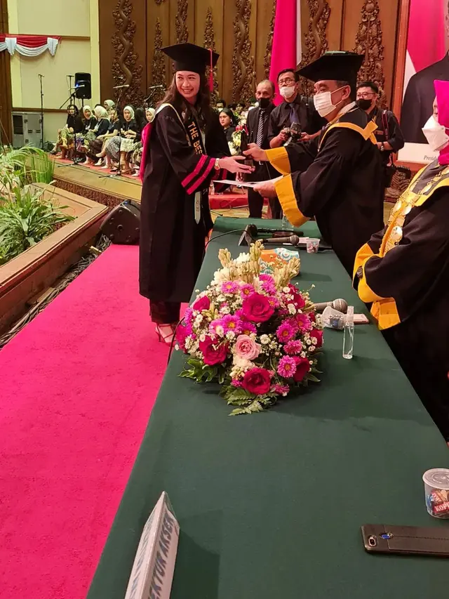 Verlita Evelyn ikuti wisuda S-2 di kampusnya (Foto: Instagram @ivan_saba)
